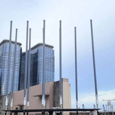 হাই পাওয়ার কাউন্টার-ইউএভি / এন্টি ড্রোন জ্যামিং সিস্টেম 500 মি থেকে 2 কিমি ব্যাসার্ধ জ্যামিং রেঞ্জ এবং 95% পর্যন্ত আর্দ্রতা স্টেশনারি ইনস্টলেশনের জন্য আইপি 65 জলরোধী